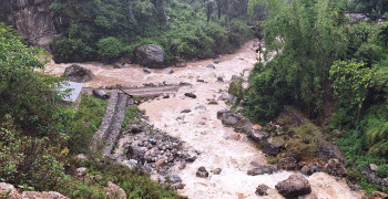 ग्रामीण सडकमा गाडी चलाउन सकस